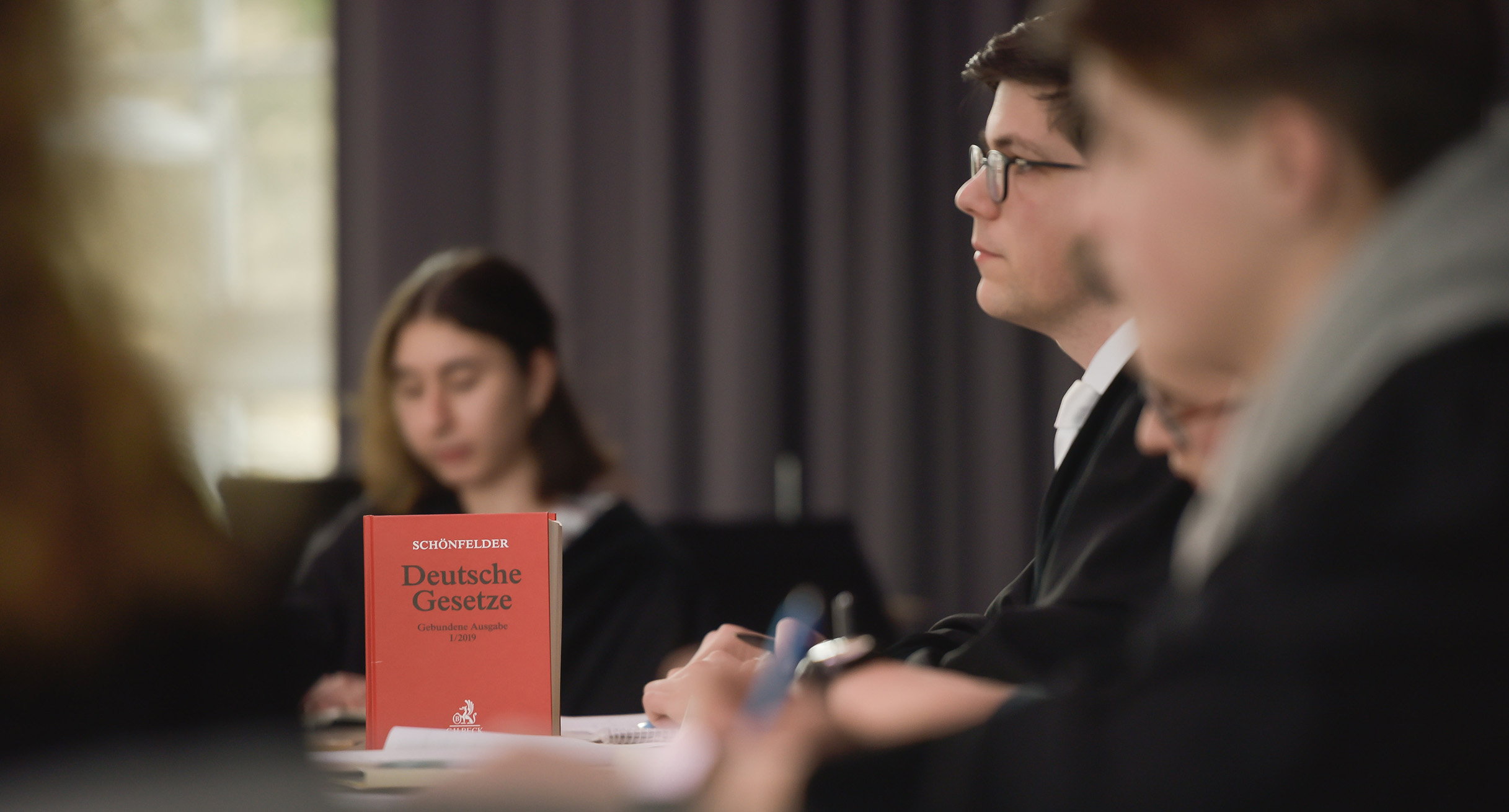 Auftaktveranstaltung „Rechtsstaat macht Schule" in der Aula des Albert-Einstein-Gymnasiums in Böblingen mit Justizminister Guido Wolf und Innenminister Thomas Strobl. (Bild: Max Kovalenko / Justizministerium Baden-Württemberg)']