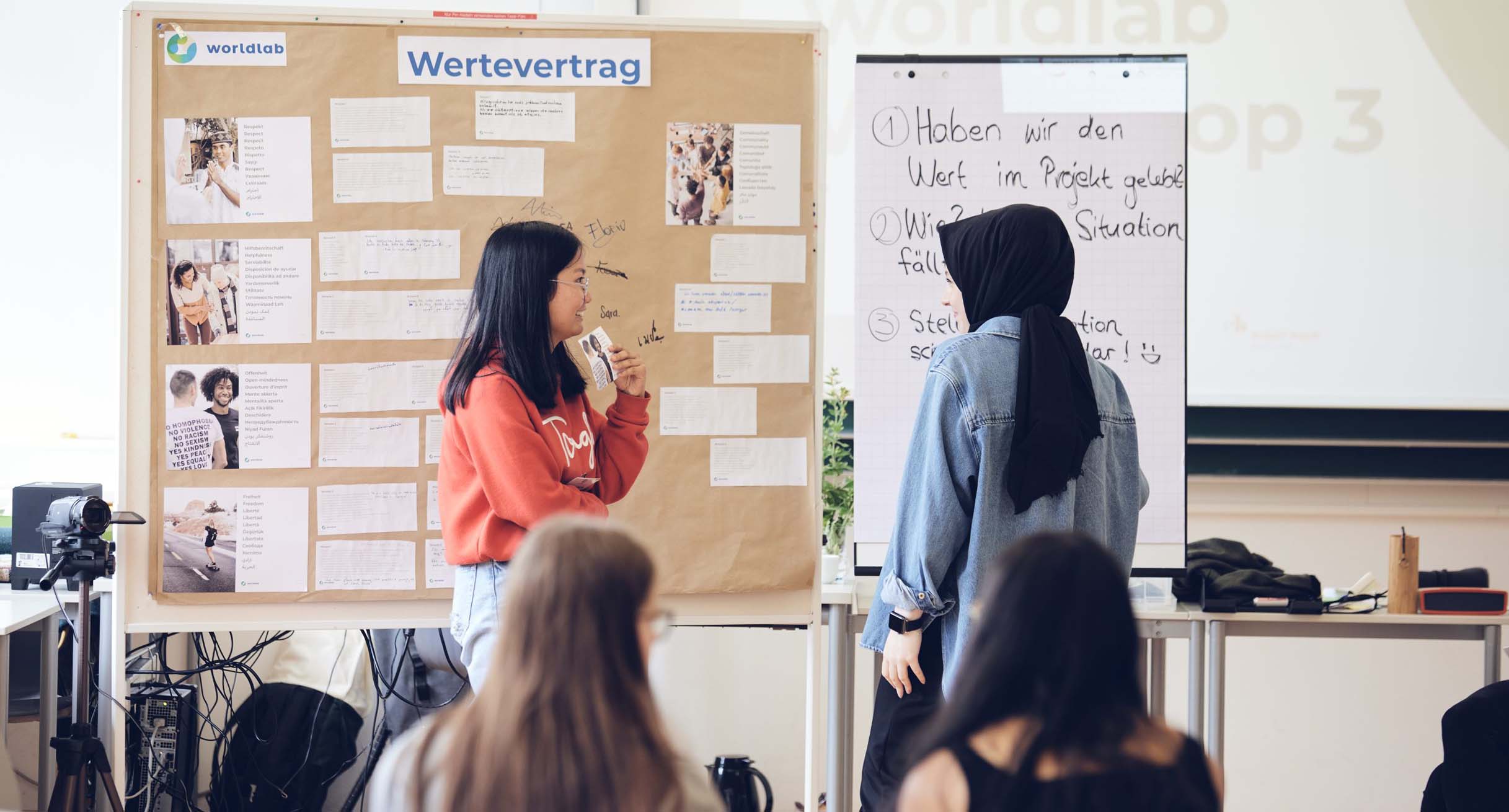 Workshopserie mit Schülerinnen und Schülern im Rahmen des Projekts „worldlab“ zur Stärkung der Demokratiekompetenzen.