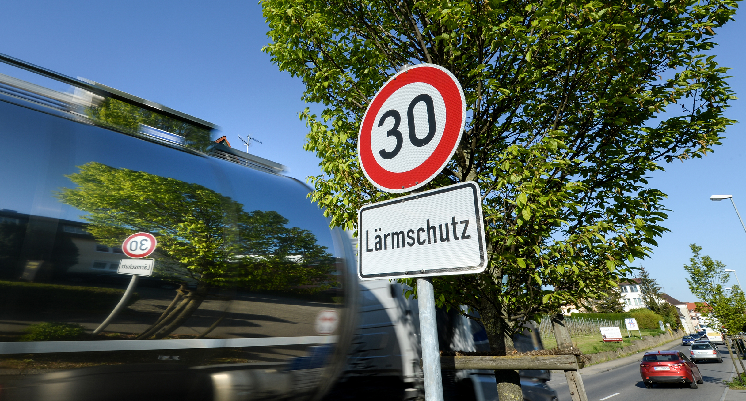Ein Schild, das auf Tempo 30 und Lärmschutz hinweist, steht auf der Bundesstraße 31.']