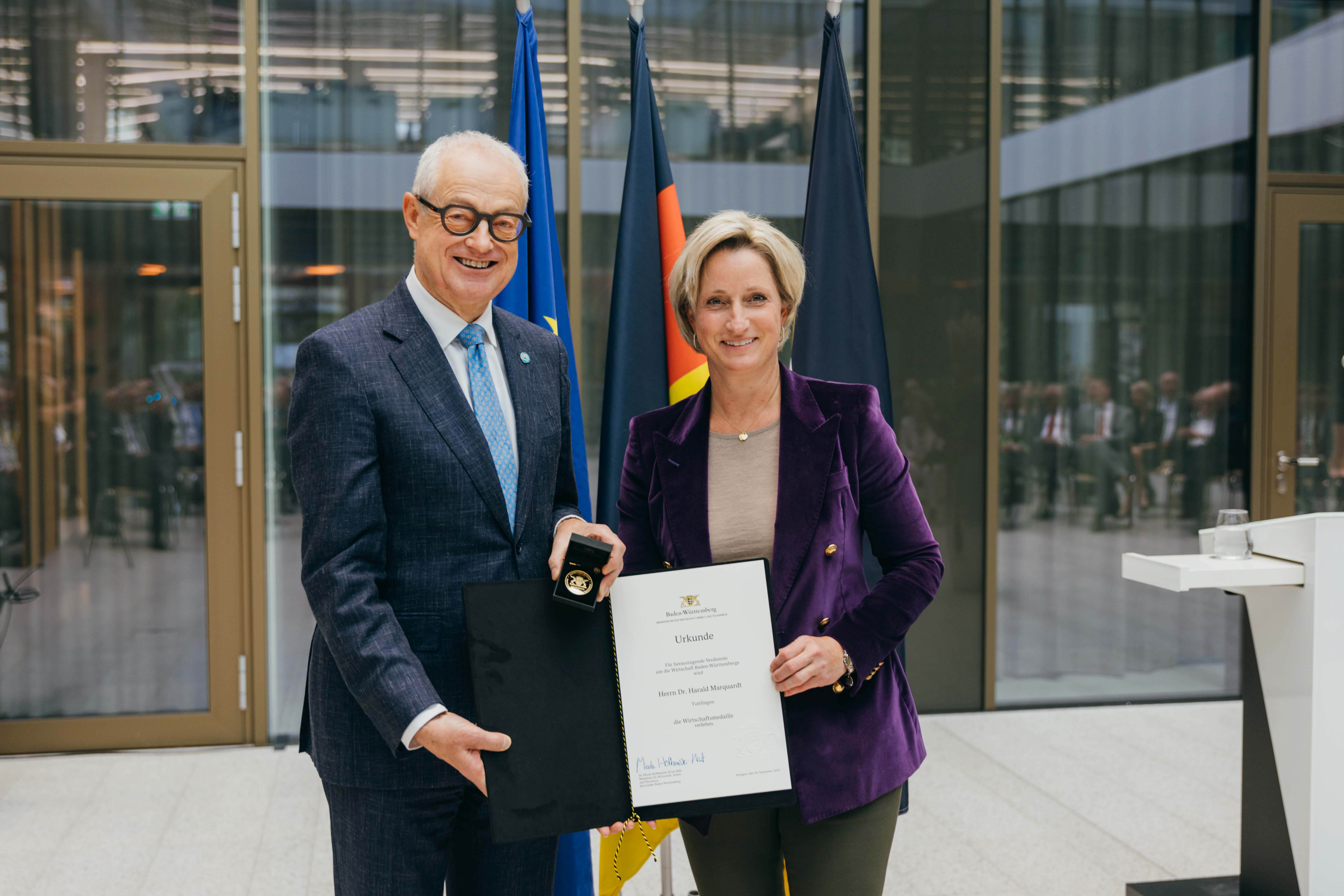 Dr. Harald Marquardt (links) und Wirtschaftsministerin Dr. Nicole Hoffmeister-Kraut (rechts) bei der Überreichung der Wirtschaftsmedaille des Landes Baden-Württemberg.