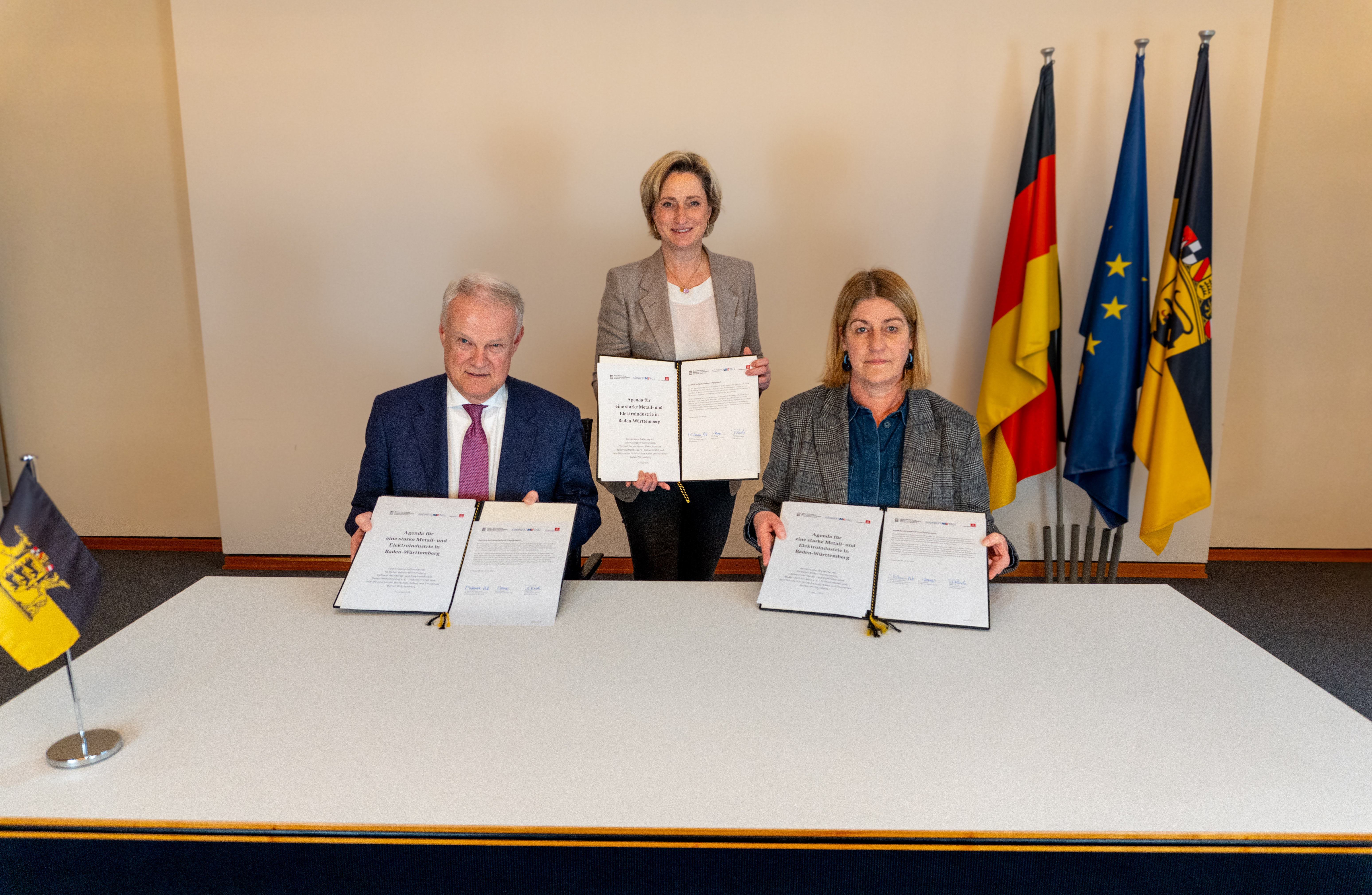 Herr Peter S. Krause, Frau Ministerin Dr. Nicole Hoffmeister-Kraut und Frau Barbara Resch bei der Unterzeichnung der gemeinsamen Erklärung