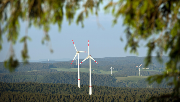 Windräder stehen auf den Anhöhen in der Nähe des Kandels bei Waldkirch. (Bild: dpa)