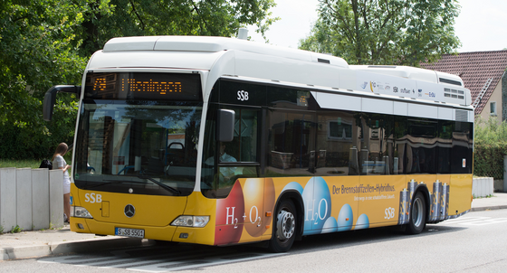 Ein Brennstoffzellen-Hybridbus der Stuttgarter Straßenbahnen AG (SSB) steht in Stuttgart an einer Bushaltestelle.