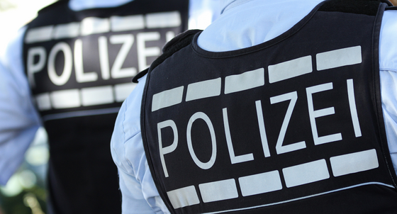 In Westen gekleidete Polizisten stehen in Reutlingen. (Bild: picture alliance/Silas Stein/dpa)