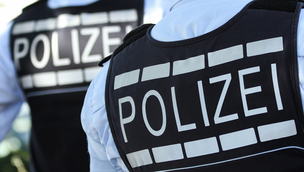 In Westen gekleidete Polizisten stehen in Reutlingen. (Bild: picture alliance/Silas Stein/dpa)