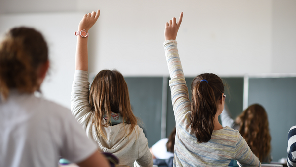 Schülerinnen einer siebenten Klasse melden sich während des Deutschunterrichts in einem Gymnasium. (Bild: picture alliance/Felix Kästle/dpa)