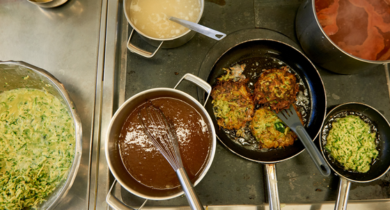 Gesundes Essen bei der Zubereitung.