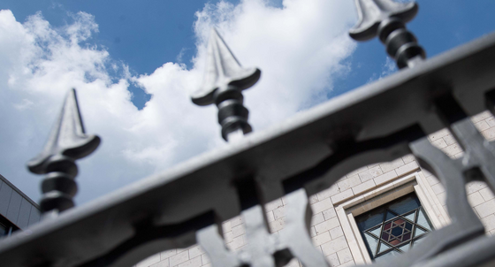 Ein Zaun steht vor der Synagoge der Israelitischen Religionsgemeinschaft in Stuttgart. (Bild: Sebastian Gollnow / dpa)