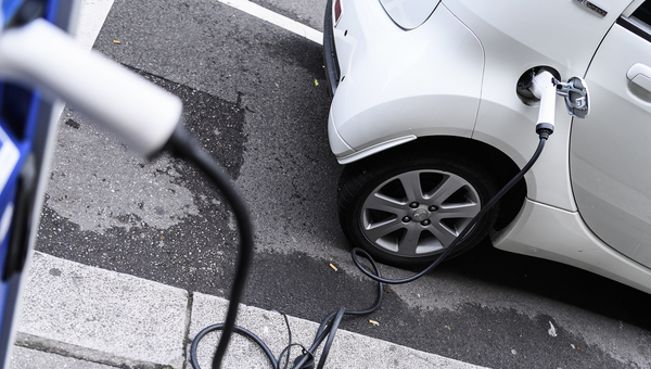 Ein Auto steht an einer Elektroladestation in der Stuttgarter Innenstadt.