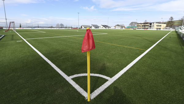 Ein Eckefahne steht auf dem leeren Fußballplatz.