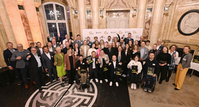 Gruppenbild von der Ehrung der Olympia- und Parlympics-Teilnehmerinnen und -Teilnehmer mit Sportministerin Theresa Schopper