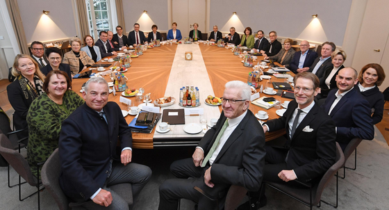 Die Kabinettsmitglieder sitzen am Kabinettstisch der Villa Reitzenstein.