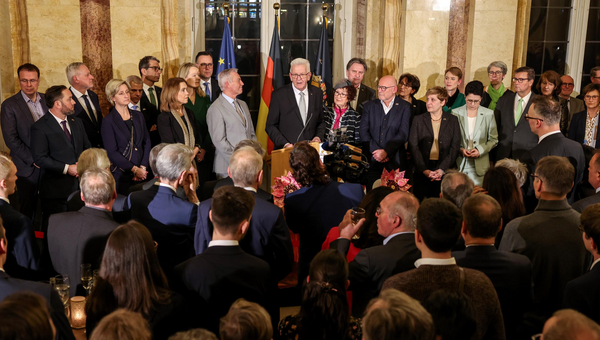 Ministerpräsident Winfried Kretschmann (Mitte) spricht zu den Gästen, neben ihm stehen seine Ehefrau Gerlinde und die Mitglieder der Landesregierung.