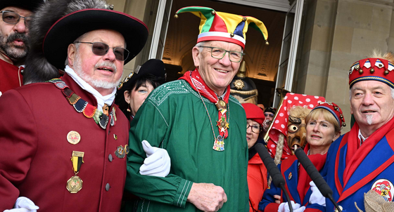 Ministerpräsident Winfried Kretschmann (Mitte) mit seiner Frau Gerlinde sowie Närrinnen und Narren.