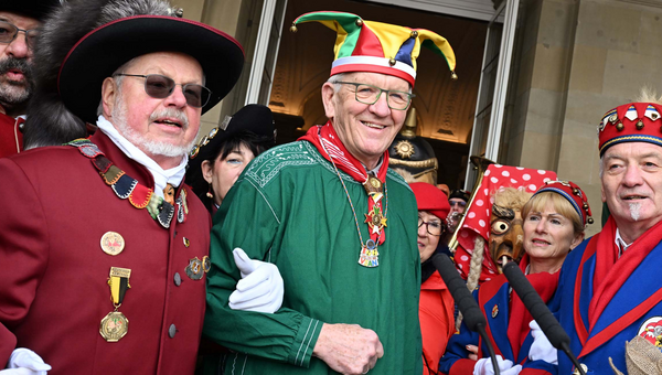 Ministerpräsident Winfried Kretschmann (Mitte) mit seiner Frau Gerlinde sowie Närrinnen und Narren.