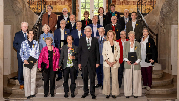 Gruppenbild mit Ministerpräsident Winfried Kretschmann (vorne, Mitte) und den Ordensprätendentinnen und Ordensprätendenten