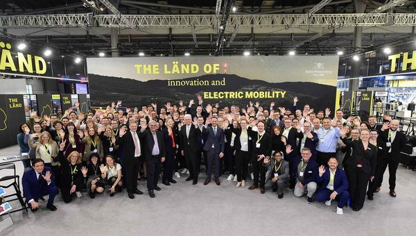 Gruppenbild vor dem baden-württembergischen Gemeinschaftsstand auf der Hannover Messe 2024