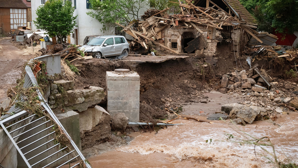 Blick auf ein durch Hochwasser zerstörtes Gebäude an der Wieslauf