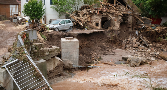 Blick auf ein durch Hochwasser zerstörtes Gebäude an der Wieslauf