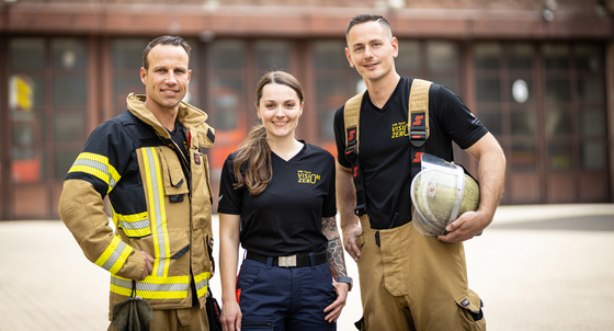 Feuerwehr, Rettungssanitäterinnen und -sanitäter setzen sich für sichere Landstraßen ein. Kilian Wieczorek, Ronja Ester und Marco Brand (v.l.n.r.) unterstützen die Vision von Null Verkehrstoten und geben Tipps