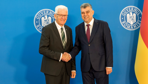 Ministerpräsident Winfried Kretschmann (links) mit Rumäniens Premierminister Ion-Marcel Ciolacu (rechts)