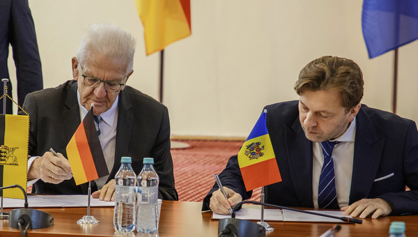 Ministerpräsident Winfried Kretschmann (links) und der stellvertretende von Molda Premierminister Dumitru Alaiba (rechts) unterzeichnen eine Absichterklärung.