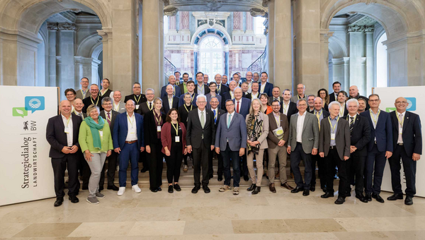 Gruppenbild anlässlich der Abschlussveranstaltung zum Strategiedialog Landwirtschaft