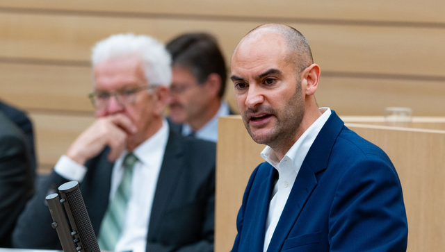 Finanzminister Danyal Bayaz hält im Landtag die Einbringungsrede