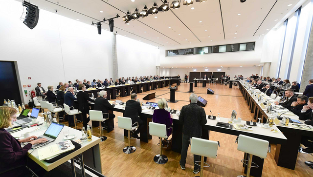 Blick in das Forum derachten Jahresveranstaltung des Strategiedialogs Automobilwirtschaft Baden-Württemberg auf der Messe Karlsruhe.