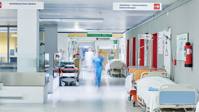 Flur im Krankenhaus mit Personal und Betten