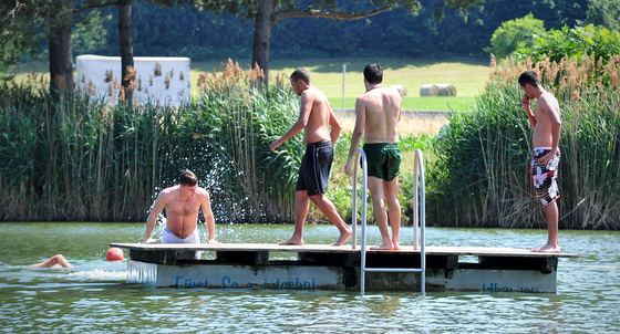 Junge Männer auf einer Schwimmplattform in einem Badesee in Plüderhausen