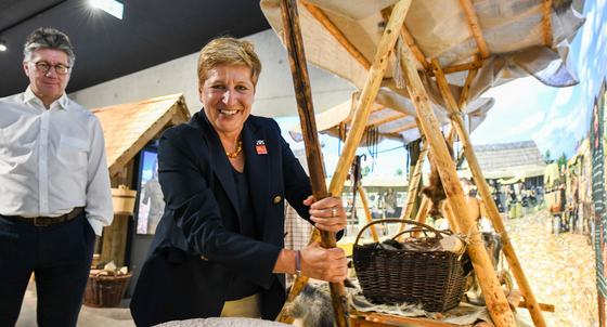 Ministerin Nicole Razavi MdL im neuen Heidengrabenzentrum in Erkenbrechtsweiler