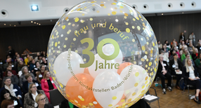 Transparenter Ball mit Aufschrift zum 30-jährigen Jubiläum des Landesprogramms Kontaktstellen Frau und Beruf