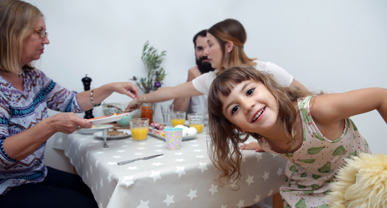 Eine Familie sitzt am Frühstückstisch.