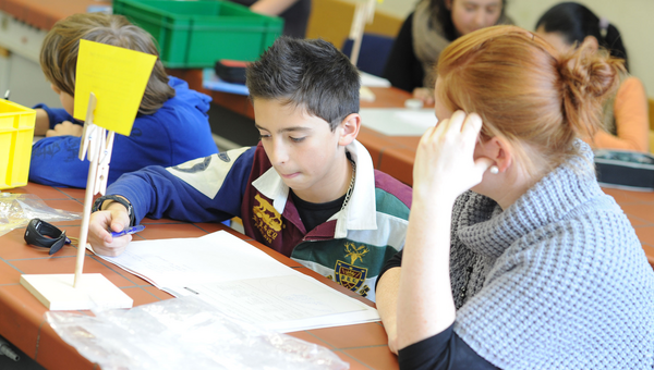 Eine Lehrerin erklärt einem Schüler eine Aufgabe (Bild: Kultusministerium Baden-Württemberg).