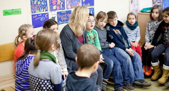 Grundschule Schüler hören Lehrerin aufmerksam zu