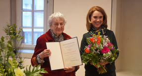 Ingrid Noll mit Bundesverdienstkreuz und Petra Olschowski (Wissenschaftsministerin BW)