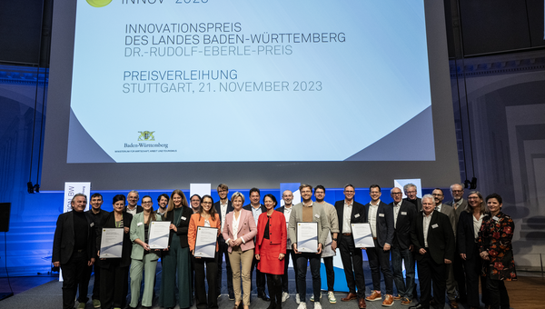 Gruppenbild Ministerin Dr. Hoffmeister-Kraut mit den Gewinnern des Innovationspreises 2023