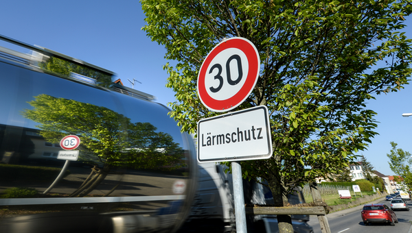 Ein Schild, das auf Tempo 30 und Lärmschutz hinweist, steht auf der Bundesstraße 31.