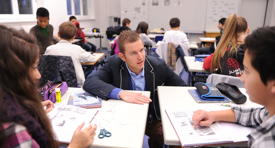 Ein Lehrer erklärt einem Schüler etwas (Bild: © Ministerium für Kultus, Jugend und Sport BW).