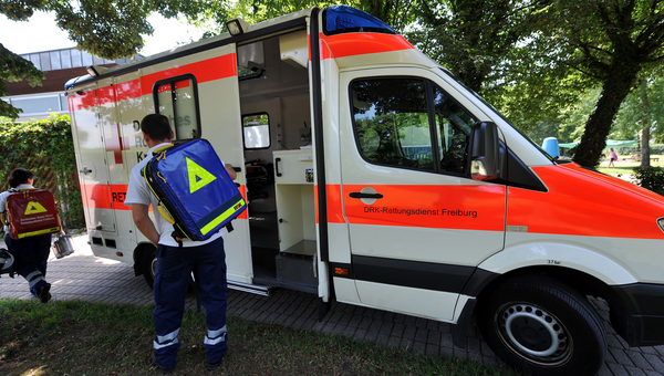 Rettungsassistenten laufen mit den Rettungsrucksäcken zu einem Einsatz. (Foto: © dpa)