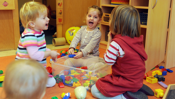 Kinder spielen im Kindergarten (Bild: © dpa).