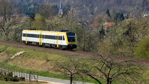 Unterwegs in Baden-Württemberg, IRE 3259 als Dieseltriebwagen der Baureihe VT 612. (Bild: © Deutsche Bahn AG / Georg Wagner)